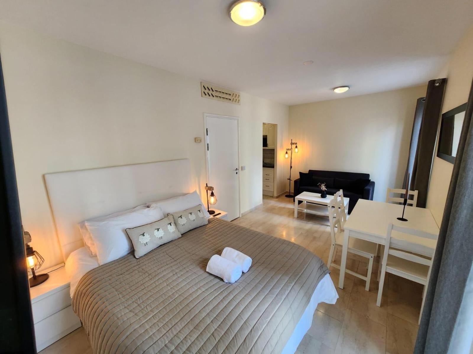 New With Ac Central Suites With Pool Access And Squash Courts! Sleeps Family Or 4 Guests Гібралтар Екстер'єр фото