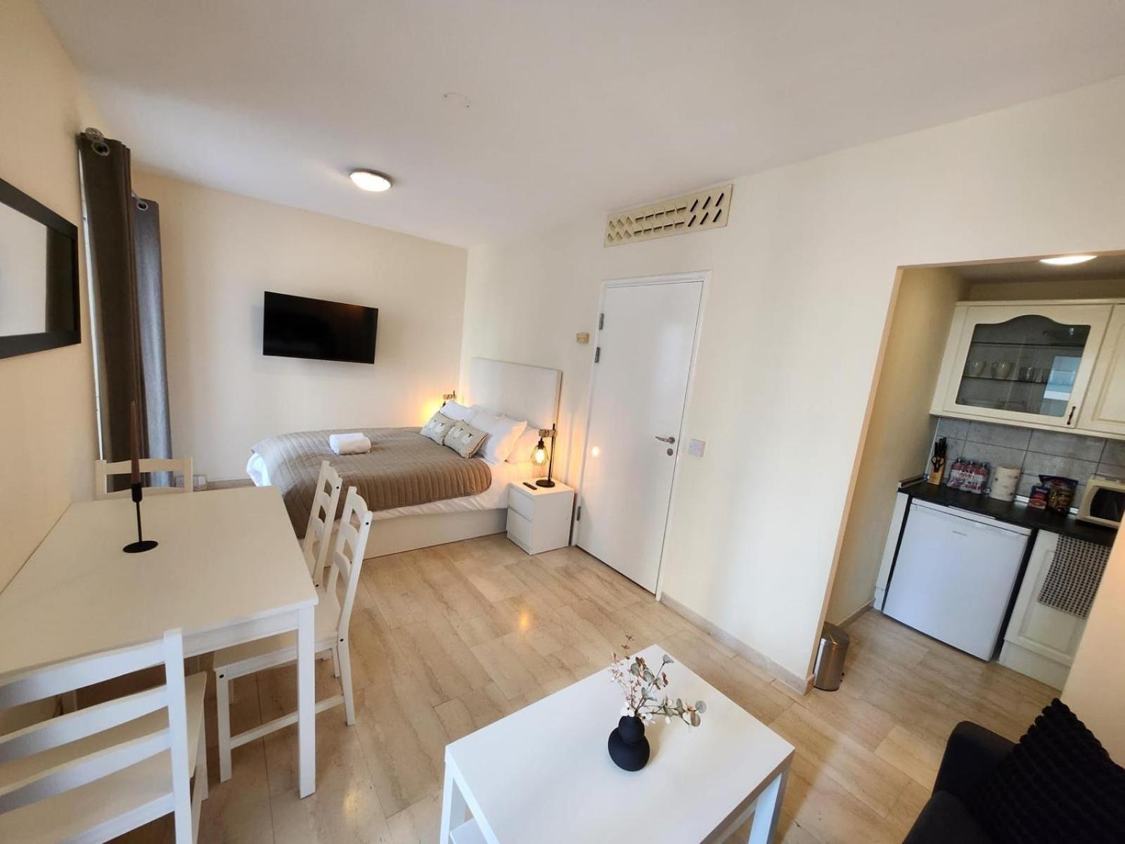 New With Ac Central Suites With Pool Access And Squash Courts! Sleeps Family Or 4 Guests Гібралтар Екстер'єр фото