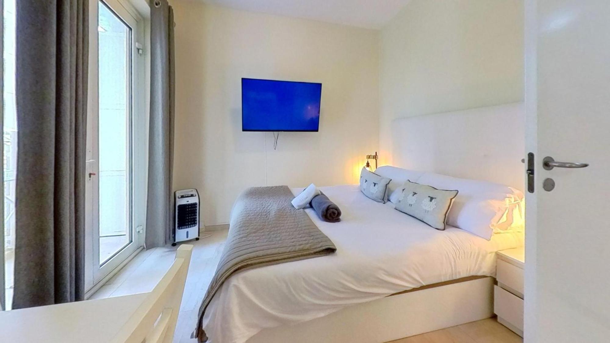 New With Ac Central Suites With Pool Access And Squash Courts! Sleeps Family Or 4 Guests Гібралтар Екстер'єр фото
